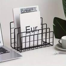 Estante de Livros de Metal de Estilo Nórdico Moderno de Três Camadas, Estante de Livros de Metal Preta, Prateleira de Armazenamento Retangular, Estante de Armazenamento de Revistas, Estante de Livros de Ferro para Mesa, Armazenamento de Livros, Correspondência e Arquivos - Economiza Espaço, Estrutura de Metal Durável, Design Minimalista, Design da Moda, Estrutura Forte, Espaço de Grande Capacidade, Decoração de Estante de Livros