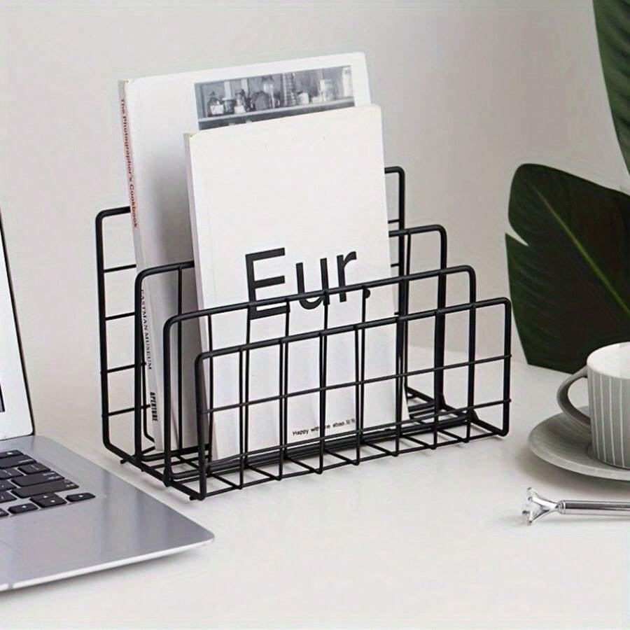 Estante de Livros de Metal de Estilo Nórdico Moderno de Três Camadas, Estante de Livros de Metal Preta, Prateleira de Armazenamento Retangular, Estante de Armazenamento de Revistas, Estante de Livros de Ferro para Mesa, Armazenamento de Livros, Correspondência e Arquivos - Economiza Espaço, Estrutura de Metal Durável, Design Minimalista, Design da Moda, Estrutura Forte, Espaço de Grande Capacidade, Decoração de Estante de Livros