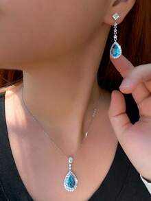 طقم مجوهرات من قلادة وأقراط معلقة مرصعة بحجر المكعب بشكل قطرات ماء لامعة باللون الأزرق الفاتح، هدايا لحفلات الخطوبة والمناسبات للنساء