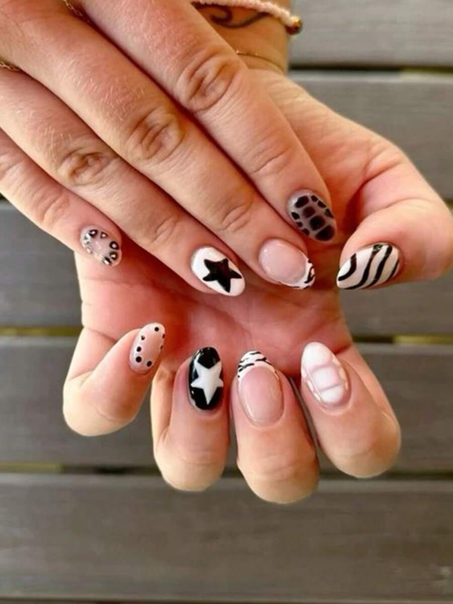 24 piezas de uñas ovaladas prensadas, diseños de uñas estilo francés en negro y blanco con patrones de estampado de leopardo para otoño e invierno, patrones de estrellas en negro y blanco profundo, un conjunto de dedos completos con estilo retro, creando un hermoso look de maquillaje. Uñas ovaladas prensadas. Adecuado para que las mujeres y las niñas lo usen durante citas y reuniones diarias.