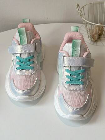 1 双可爱心形设计柔软舒适休闲鞋，带钩环，透气渐变色，适合宝宝四季户外运动