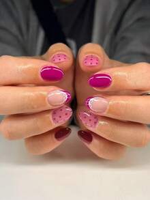 24片Y2K风格短椭圆形玫瑰红法式美甲贴纸，饰以玫瑰红蝴蝶结和波点图案，展现可爱甜美的少女气息。这款完美贴合的亚克力假指甲套装包含1瓶甲油胶和1把指甲锉，适合女孩日常、派对和聚会等场合。美甲用品 - 彩色 - 查看 2