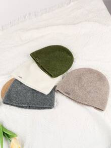 1 件时尚金属标志简约休闲轻便保暖便帽，男女通用街头骑行秋冬护耳弹力针织帽