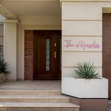 1 pezzo Targa metallica personalizzata rosa - Targa con testo e firma personalizzati, materiale resistente alle intemperie, design orizzontale moderno per decorazione porta d'ingresso, arte da giardino, regalo di inaugurazione casa (senza elettricità necessaria), decorazione da parete esterna in metallo, senza design di sfondo