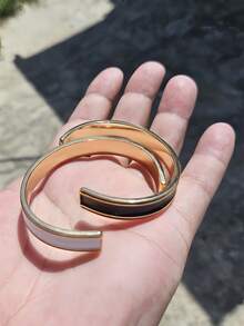 18 Karat vergoldetes vintage offenes Armband, mit delikatem französischem Emaille-Buchstabendesign, hochwertiger Schmuck für Frauen