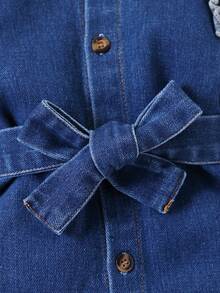 女嬰破洞牛仔荷葉邊長袖連身衣，前領綁帶與鈕扣開襟，春秋外出連身衣 - 深色水洗藍 - 查看 4