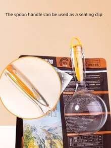 Cucharón de comida para mascotas multifuncional con diseño transparente, lo que le permite verificar la cantidad de comida y si se ha echado a perder. Cuenta con un diseño fácil de limpiar y enjuagar, y viene con una opción de colgar para un almacenamiento conveniente. El mango se puede convertir en un clip de sellado de uso regular.