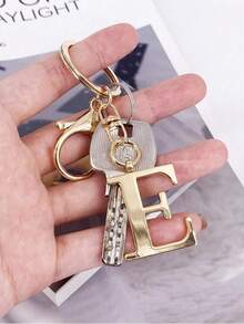 1 Stück hochwertiger und eleganter Schlüsselanhänger mit Goldbuchstaben, dreidimensionaler Anhänger mit Buchstaben A-Z, stilvoller Schlüsselanhänger aus Legierung, Charm für Tasche, Rucksack, Autoschlüssel, perfektes Accessoire für den täglichen Gebrauch von Frauen, tolles Geschenk für Paare, klassischer und einfacher Schlüsselanhänger, Dekoration, Taschenzubehör, geeignet als Geschenk für Freunde, Familie, Paare, Freundinnen, wichtige Geschenke, Urlaubssouvenirs