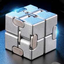 Tecforood 金属魔方指尖玩具，便携式多面翻转益智魔方，缓解压力、焦虑和注意力缺陷多动症，耐用金属感官桌面玩具，帮助集中注意力、放松身心、激发创造力和进行脑力训练，创新手持益智魔方，适合办公桌、旅行、学习和日常娱乐，独特的益智游戏和解闷神器。