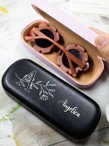 1 pieza Estuche de gafas de cuero PU con nombre personalizado, estuche de gafas de sol personalizado, estuche de gafas de concha dura personalizable, estuche de gafas personalizable, estuche de almacenamiento de gafas de moda resistente al aplastamiento con forro suave resistente al desgaste, diseño nuevo y sencillo, conveniente - Diseño de letras - Ver 11