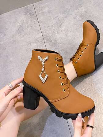 女士时尚摩托车靴、踝靴或骑行靴、舒适户外活动短靴、前系带、尺码偏小一码