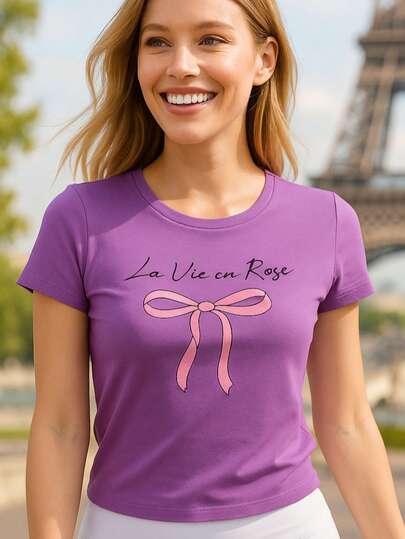 Camiseta mujer "MOÑO", manga corta con frase motivacional, cuello redondo, streetwear moda comfy, juvenil, moda 2025; ideal con jeans y leggins blancos.