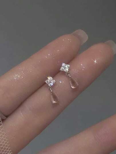 方晶锆石方形耳钉，适合女性日常佩戴