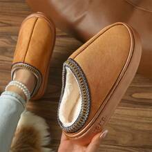 1 Pair Of Outstanding Faux Suede Patchwork Home Slippers With A Thick Sole. The Upper Is Made Of Suede Material, With A Soft And Lightweight EVA Insole, And A Thick Anti-Slip Sole. Suitable For Outdoor Wear.