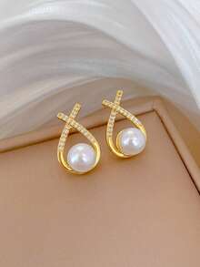 Un elegante conjunto de pendientes y collar con microincrustraciones y perlas falsas cruzadas. Diseño exquisitamente coordinado. Perfecto para uso diario, fiestas o como regalo para el Día de la Madre o San Valentín