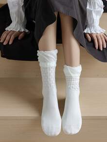 1 par de calcetines de burbuja sin hueso para mujer, calcetines de media caña con estampado en relieve blanco y negro estilo princesa, ajuste holgado para otoño/invierno