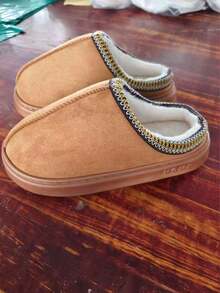 1 Pair Of Outstanding Faux Suede Patchwork Home Slippers With A Thick Sole. The Upper Is Made Of Suede Material, With A Soft And Lightweight EVA Insole, And A Thick Anti-Slip Sole. Suitable For Outdoor Wear.