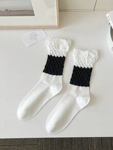1 par de calcetines de burbuja sin hueso para mujer, calcetines de media caña con estampado en relieve blanco y negro estilo princesa, ajuste holgado para otoño/invierno