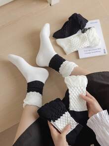 1 par de calcetines de burbuja sin hueso para mujer, calcetines de media caña con estampado en relieve blanco y negro estilo princesa, ajuste holgado para otoño/invierno
