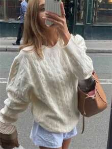 1件少女休闲宽松舒适时尚户外麻花针织加厚长袖毛衣，适合春、秋、冬季穿着。