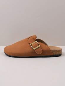 زوج من الشباشب المريحة ذات الإغلاق المعدني المزخرف من مادة الغزال الاصطناعي، برؤوس مستديرة وكعب منخفض وسميك وأرضية ناعمة، بطراز كاجوال مناسب للارتداء اليومي