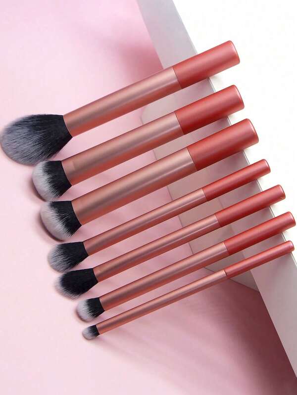 مجموعة فرش مكياج YISE المكونة من 7 قطع، تشمل فرشاة أحمر الخدود وفرشاة أساس المكياج وفرشاة التحديد وفرشاة ظلال العيون وفرشاة الكونسيلر وفرشاة التفاصيل. تتميز بشعيرات عالية الكثافة وصديقة للبشرة، مناسبة للاستخدام على الوجه.