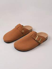 زوج من الشباشب المريحة ذات الإغلاق المعدني المزخرف من مادة الغزال الاصطناعي، برؤوس مستديرة وكعب منخفض وسميك وأرضية ناعمة، بطراز كاجوال مناسب للارتداء اليومي