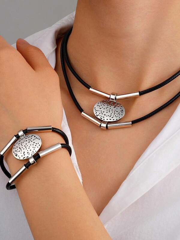 Conjunto de joias com design exclusivo em estilo boêmio, 2 peças, colar com pingente redondo esculpido em textura martelada e pulseira para mulheres, adequado para uso diário e reuniões