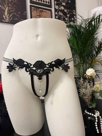 Tanga de mujer negro con rosa bordada, colgante de rhinestone y tentación sexy, una experiencia privada y cautivadora de lencería sexy
