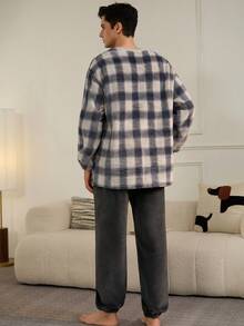 男士法兰绒蓬松睡衣套装（两件套），圆领套头衫带口袋贴片，搭配休闲裤，适合秋冬季穿着，舒适保暖。 - 杏色 - 查看 2