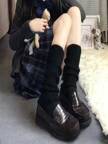 زوج من جوارب نسائية دافئة للخريف والشتاء ذات تصميم جيد وملائمة للارتداء، مصنوعة من خيوط أكريليك مُحبوكة بخطوط رأسية، سميكة ناعمة وفاخرة، دافئة وذات جودة عالية وموثوقة، تناسب ارتداءها مع أي أحذية وجوارب