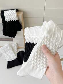 1 par de calcetines de burbuja sin hueso para mujer, calcetines de media caña con estampado en relieve blanco y negro estilo princesa, ajuste holgado para otoño/invierno