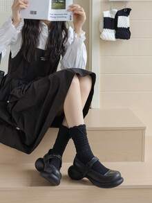 1 par de calcetines de burbuja sin hueso para mujer, calcetines de media caña con estampado en relieve blanco y negro estilo princesa, ajuste holgado para otoño/invierno