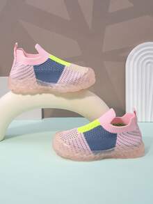 زوج من أحذية رياضية كاجوال منسوجة ذات نمط كتل اللون، قاع ناعم وغير انزلاقي، أصابع مستديرة، مناسبة للمدرسة/اللعب في الخارج، قابلة للتنفس وناعمة للأطفال