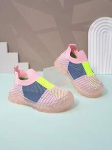 زوج من أحذية رياضية كاجوال منسوجة ذات نمط كتل اللون، قاع ناعم وغير انزلاقي، أصابع مستديرة، مناسبة للمدرسة/اللعب في الخارج، قابلة للتنفس وناعمة للأطفال