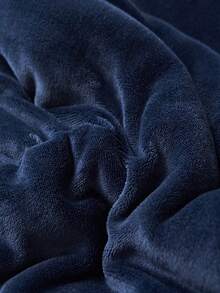 1 件深蓝色亲肤柔软舒适牛奶绒羔羊毛边毯，适用于卧室和客厅