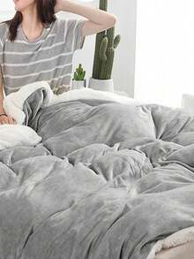 1 buah Selimut Dua Lapis Beludru Susu Wol Domba Lembut dan Nyaman Warna Abu-abu Muda, Cocok untuk Kamar Tidur & Ruang Tamu - Light Grey - View 5