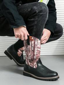Botas vaqueras de hombre con estampado de hojas de camuflaje negro, botas vaqueras altas impermeables y antideslizantes duraderas, botas de trabajo de exterior con remiendo retro de moda para otoño