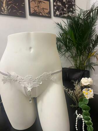 女款白色刺绣水溶花香玫瑰魅魔水钻吊坠情趣丁字裤，性感免脱火辣诱惑，瞬间俘获私密性感新体验情趣内衣