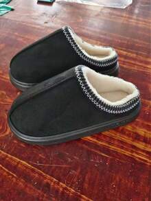1 Pair Of Outstanding Faux Suede Patchwork Home Slippers With A Thick Sole. The Upper Is Made Of Suede Material, With A Soft And Lightweight EVA Insole, And A Thick Anti-Slip Sole. Suitable For Outdoor Wear.