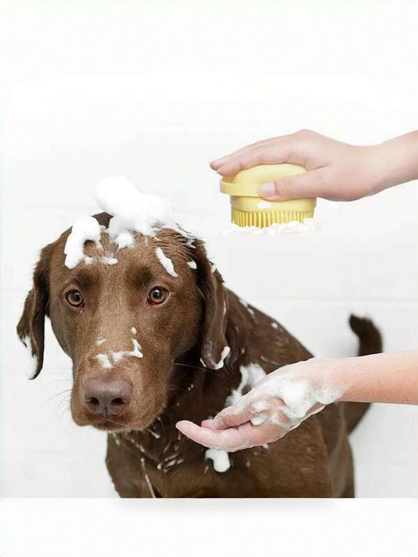 1 luva macia para massagem e banho de animais de estimação, com cerdas suaves e escova confortável para tosa de cães e gatos, cabo antiderrapante, design de plástico durável, cor bege claro sensível, fácil de limpar, adequada para filhotes, cães pequenos e grandes, material para animais de estimação, cuidados com filhotes, presente de Natal