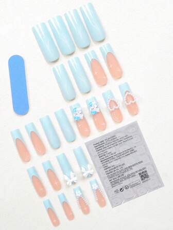  24 Stücke lange quadratische Nagel-Sticker Sanrio Blau Französisch Hello Kitty Strass 3D Weiß Schleife Blume Perle Herz Strass Nagelkunst Set, geeignet für den täglichen Gebrauch von Frauen, Partys, enthält 1 Stück Gelee-Kleber und 1 Stück Schiebestab