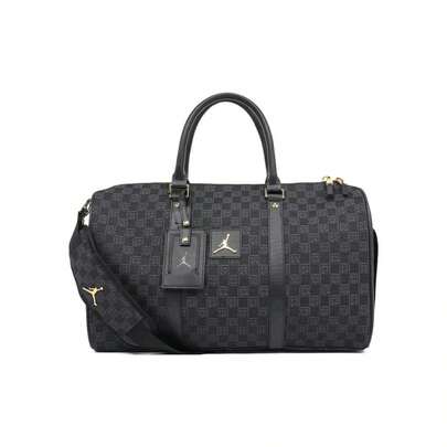 Nike Bolso de mano, bolso de cubo, bolso de hombro con cierre de cremallera, correa ajustable y estampado jacquard con logotipo de houndstooth de Jordan, unisex FJ6787-011