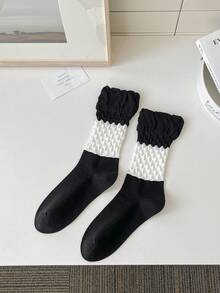 1 par de calcetines de burbuja sin hueso para mujer, calcetines de media caña con estampado en relieve blanco y negro estilo princesa, ajuste holgado para otoño/invierno