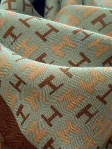 Elegant And Fashionable Printed Thin Women's Rayon Scarves, Bohemian Retro Casual Satin Square Scarves, Handkerchiefs, Elegant And Fashionable Women's Silk Scarves, Shawls, Light And Comfortable Women's Headscarves, Long Robes, And Women's Headwear Are Ideal Choices For Daily Wear And Outings In Spring, Summer, Autumn And Winter.  Warm And Frost-Proof Silk Scarves - 字母 - 查看 3