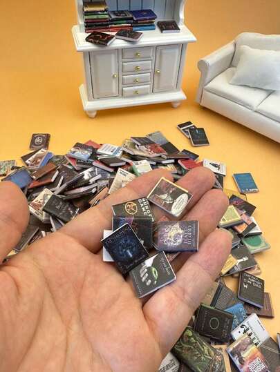 10/20/30pcs Mixed Miniature Simulation Fixed Mini English Books, 1:12 Dollhouse Accessories, DIY Furniture Models, Decorations, New Year/Valentine's Day Gifts, Micro World, Furniture Decor, Party Decorations, Fairy Mini Bookshelf