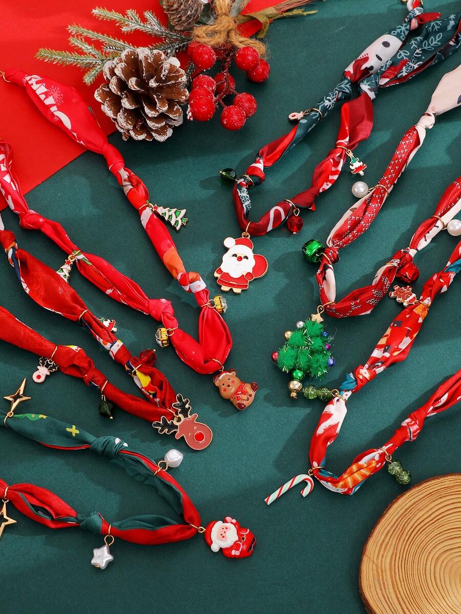 1pc Fashion Heart, Santa Claus, Reindeer, Gingerbread Man, Christmas Tree, Small Bell Pendant Women's Scarf Necklace, Creative Christmas Accessory Suitable For Parties And Decoration