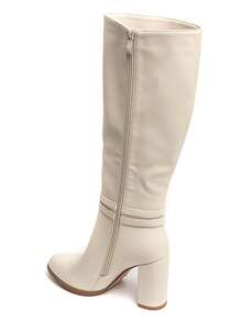 Elegante Kunstleder-Stiefel bis zum Knie mit quadratischem Absatz und dekorativem Metallriemen. Ein schicker und bequemer Stil, perfekt für Ihre Herbst-Winter-Looks. - Beige - Übersicht 4