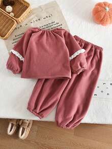 Conjunto de ropa de invierno para niñas jóvenes, suéter de terciopelo de unicolor con bolsillo y pantalón de dos piezas, estilo casual con detalles de encaje y parches