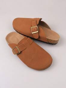 زوج من الشباشب المريحة ذات الإغلاق المعدني المزخرف من مادة الغزال الاصطناعي، برؤوس مستديرة وكعب منخفض وسميك وأرضية ناعمة، بطراز كاجوال مناسب للارتداء اليومي